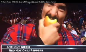 UFC-202-august-21-2016-anthony-kiedis-eating-apple